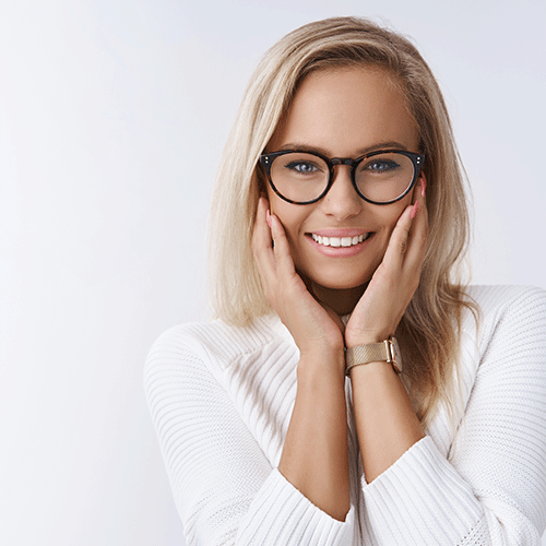 mujer mona bonita con gafas negras tocandose la cara con saco blanco y reloj