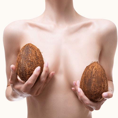 mujer senos con cocos en la mano