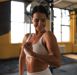 mujer en gimnasio libre de ssudor excesivo