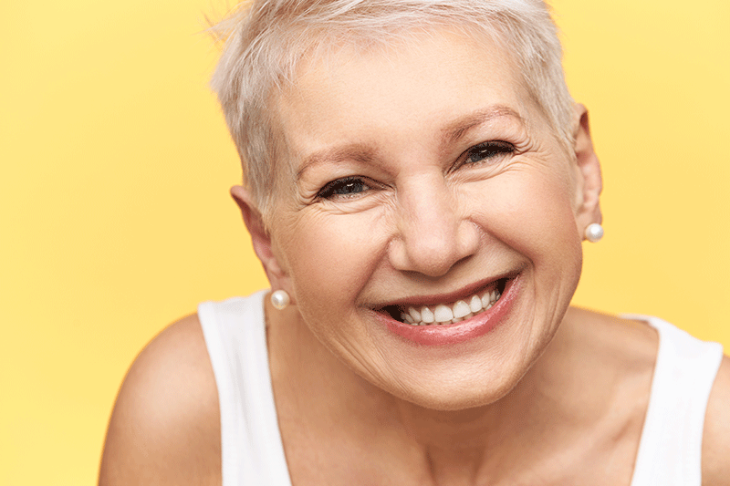 mujer madura sonriendo y sin papada