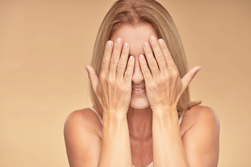 mujer con los ojos tapados