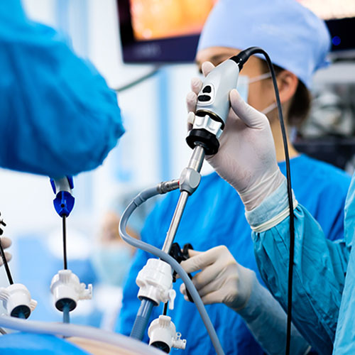 cirujano en quirofano haciendo cirugia por laparoscpia laparoscopista