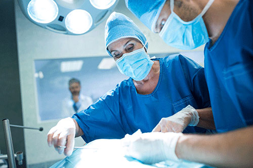 cirujanos en quirofano con paciente de obesiad